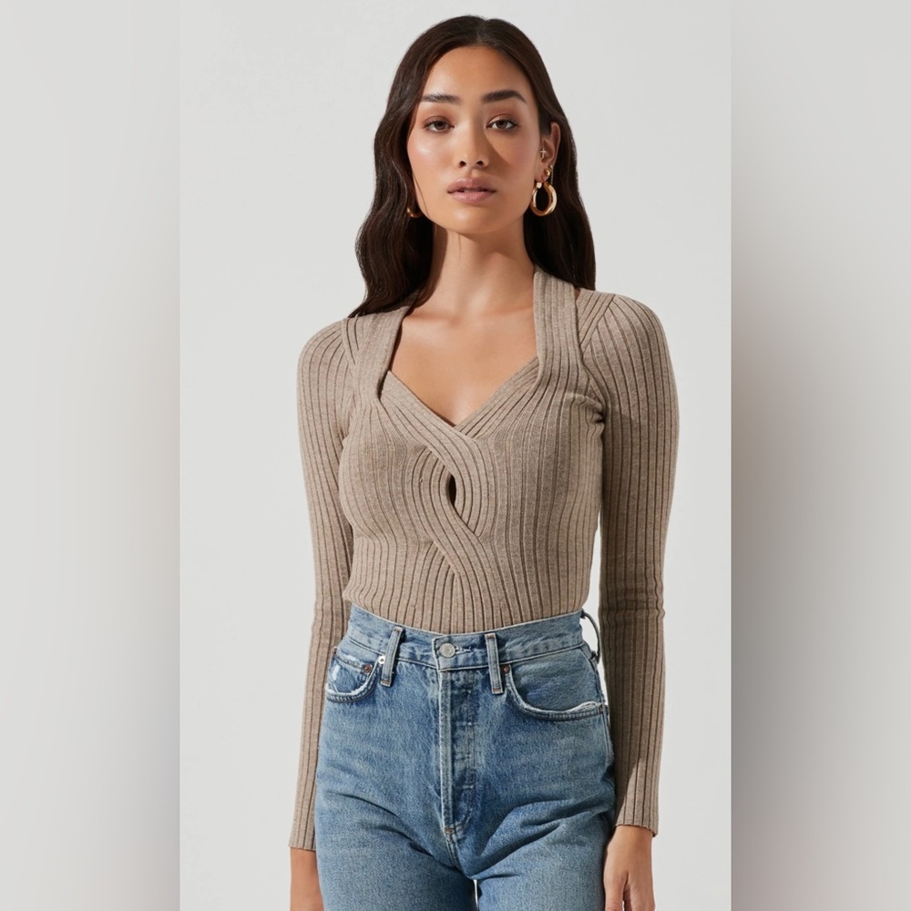 ASTR The Label Twist Front Sweater in Taupe